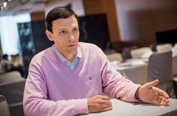 Janne Harjunpää, projektni menedžer v slabi banki