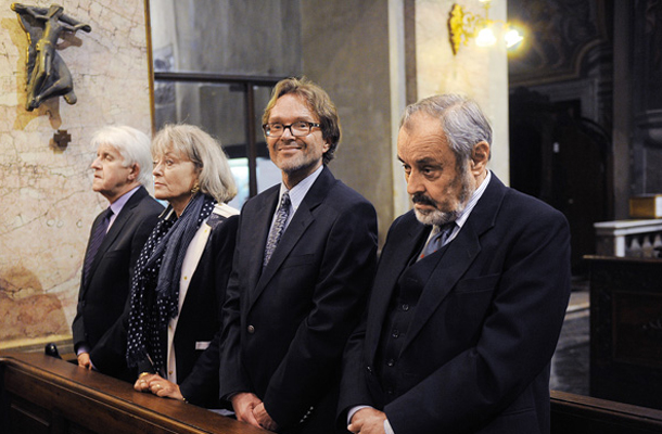 Ustavni sodniki Mitja Deisinger, Jan Zobec (z ženo) in Ernest Petrič med rdečo mašo oktobra 2014, ki je »namenjena pravnikom, ki si prizadevajo za poklicno odličnost in pravičnost v svetu«. Vsi trije ustavni sodniki so dopustili referendum, ki ga zahteva s cerkvijo neposredno povezana civilna iniciativa Za otroke gre.