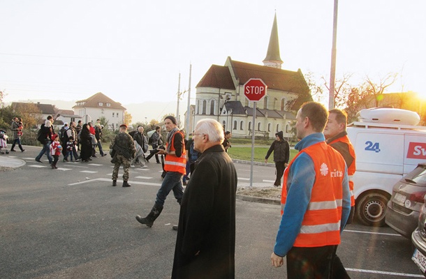 Dobova: »Škof Štumpf je želel samo opozoriti, da obstajajo nekatere nevarnosti in da je treba ločiti med begunci in migranti. S tem se strinjam tudi sam, je pa Štumpf res nekatere zadeve nekoliko priostril.« - predsednik škofovske konference škof Andrej Glavan, na sliki v mimohodu mimo kolone beguncev