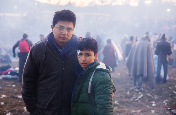 Ahmed je pred približno dvema mesecem ponoči zbežal iz vasi, ki so jo napadli talibani. Rešil se je obglavljenja na poti od Kabula do Nimruza, ob obali Lezbosa pa se je njegov čoln začel potapljati. Rešil je begunce, s katerimi sedaj potuje prek Balkana. Ahmed (levo) in Alija (deček, ki ga je Ahmed rešil iz morja).