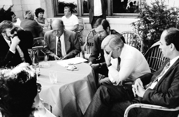 Pogajanj na Brionih, 7. julij 1991, ki so končala vojno in zamrznila slovensko osamosvojitev. Z leve zunanji minister Dimitrij Rupel, predsednik skupščine France Bučar, premier Lojze Peterle, predsednik RS Milan Kučan in Janez Drnovšek, takrat v vlogi slovenskega predstavnika v kolektivnem predsedstvu Jugoslavije. 