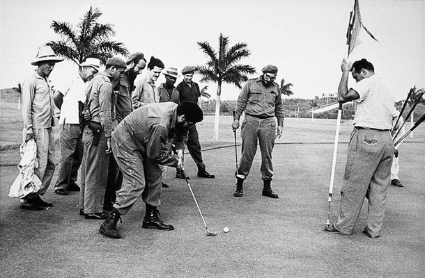 Leto 1961: Fidel Castro in Che Guevara na igrišču, kjer so golf dotlej igrali le petični Američani. Menda se je takrat rodila ideja o kompleksu petih umetniških akademij.