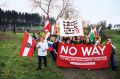 Združeni avstrijski in slovenski nasprotniki beguncev na avstrijski strani mejnega prehoda v Šentilju