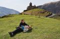 »Pasje« življenje nad vasico Kazbegi, Gruzija / Foto Boštjan