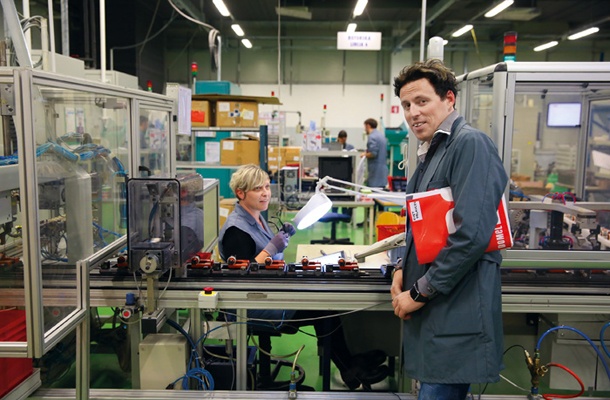 Dr. Jožica Rejec, predsednica uprave: »V času krize smo znižali plače, za nekaj mesecev skrajšali delovni čas, nismo pa odpuščali zaposlenih. Če so časi boljši, zaposlujemo, a ekonomska enačba se mora vedno iziti. To je pogoj za zdravje podjetja.«