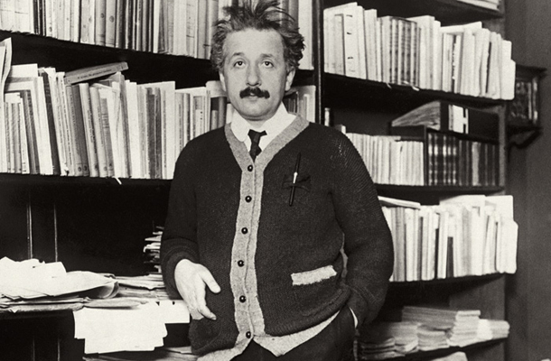 Albert Einstein na svojem domu v Berlinu leta 1915 