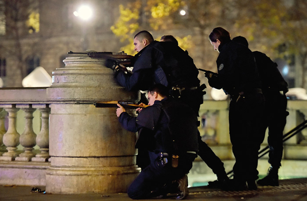Stanje strahu: V nedeljo 15. novembra se je ob lažnem alarmu na Trgu republike v Parizu zgodil stampedo množice in pričakovana reakcija varnostnih organov