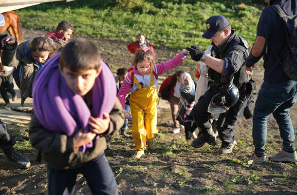 Razumevajoči policisti med pohodom beguncev od vstopne točke Rigonce do sprejemnega centra v Brežicah 