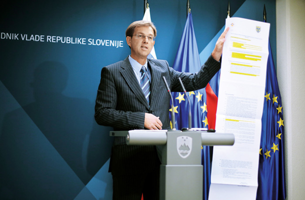 Premier Miro Cerar na tiskovni konferenci, kjer je policiste, ki stavkajo, obtožil, da izsiljujejo, da je njihova stavka sramotna, neodgovorna, nedostojna. Zaradi njegovih izjav so policisti zahtevali opravičilo, a ga niso dobili. Premier v rokah teatralno drži stavkovne zahteve policistov.