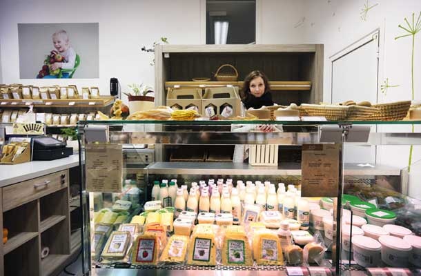 Prodajalka Ksenija Kožar, ki je v Dobrini že od ustanovitve, predlaga, da bi kmetje za dobro prodajane izdelke sami znižali odkupne cene in tako prispevali k večji prodaji in postali konkurenčni veletrgovcem