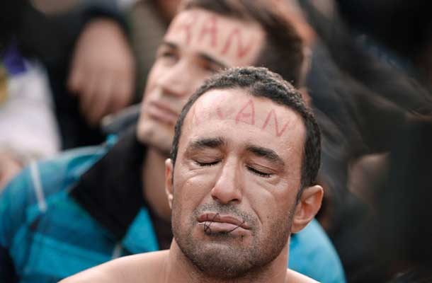 To, da so si pribežniki, ko so jih ustavili na meji ob poti iz Evrope skozi Evropo v Evropo, zašili usta, je popolnoma zvesto udejanjenje položaja, v katerega so jih potisnili ne samo evropski politiki, pač pa tudi evropski mediji in odjemalci teh medijev.