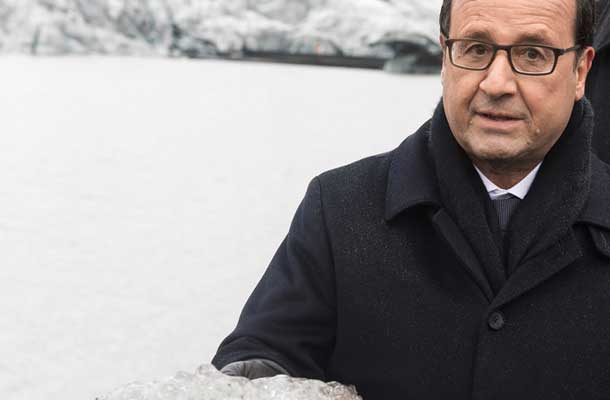 Zaskrbljeni francoski predsednik Francois Holland med obiskom izginjajočega ledenika na Islandiji 