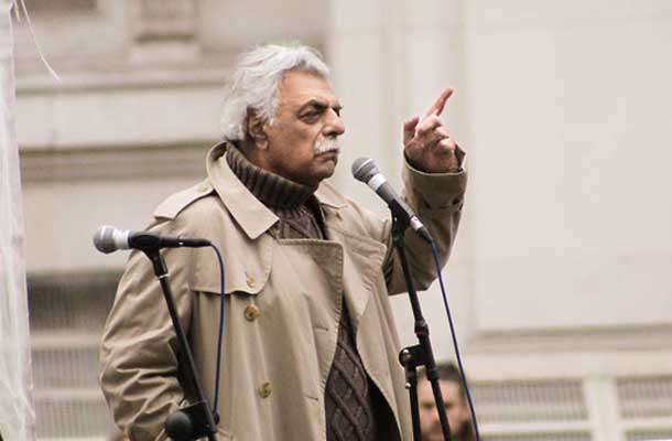Tariq Ali 28. novembra na protestu v Londonu zoper odločitev britanske vlade, da dejavno vstopi v vojno v Siriji