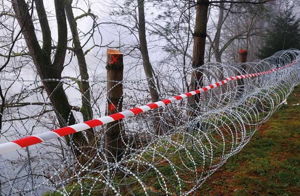 Varovalni ukrepi so tako temeljiti, da so na krajih, kjer bi bilo teoretično mogoče priti čez žico prek dreves, ta požagana