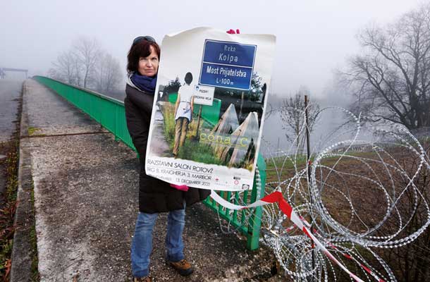 Most prijatelstva čez Koupo: tanke naj bi ustavljale le ovire na mostu, ljudi pa rezilne žice vzdolž celotne reke