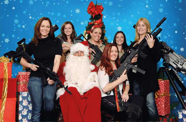 Scottsdale Gun Club v Arizoni, največje ameriško pokrito strelišče s pripadajočo trgovino z orožjem vseh kalibrov, je svoje stranke pozval, da se slikajo z orožjem in svoje ovekovečene fotografije pošiljajo bot božične voščilnice.