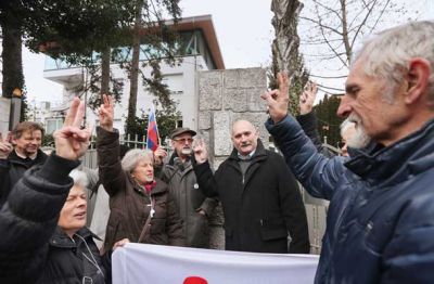 Obrambni zid pred sedežem stranke SDS:  »Ne dotikajte se naših strežnikov!«