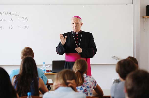 Nadškof Zore na letošnji prvi dan šole v zavodu Svetega Stanislava v Šentvidu 