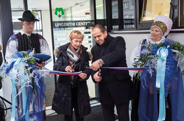 Zdravniške organizacije so v četrtek ministrici Milojki Celarc Kolar očitali, da samo »reže trakove«, namesto da bi reševala težave zdravstva. Kljub temu je naslednji dan prerezala trak ob odprtju nove urgence na Jesenicah. »To moti le vodstva zdravniške organizacije, saj se vidi, da smo uspešni,« odgovarja. 