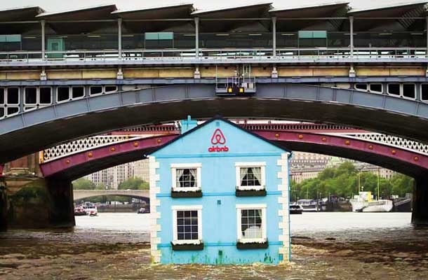S hišo, ki je zgrajena iz dveh ladijskih zabojnikov in plove po Temzi, je Airbnb proslavil junijsko odločitev londonskih oblasti, da meščanom dovolijo oddajanje stanovanj turistom do 90 dni na leto. Pred tem je bilo oddajanje prek Airbnbja v britanski prestolnici prepovedano, a je bila ta med uporabniki te storitve vseeno tretji najbolj priljubljen cilj na svetu.