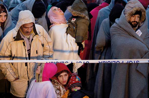 Do 22. decembra je Slovenijo prečkalo 348 tisoč beguncev in migrantov. Za azil je zaprosilo 127 ljudi. Status begunca smo odobrili štirim. Dolžine ograje iz rezilne žice je znašala 137 kilometrov, po najnovejših načrtih pa naj bi jo razpostavili po celotni meji s Hrvaško.