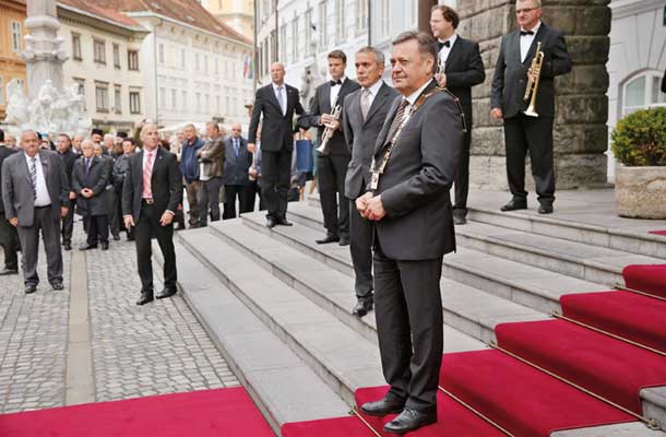 Župan Zoran Janković pred mestno hišo 