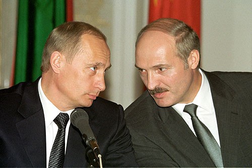 Lukašenko in Putin na novinarski konferenci daljnega leta 2002.