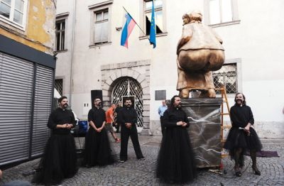 Kip Angele na obisku v Ljubljani v spremstvu dohovnikov cerkve Let 3, junij 2015