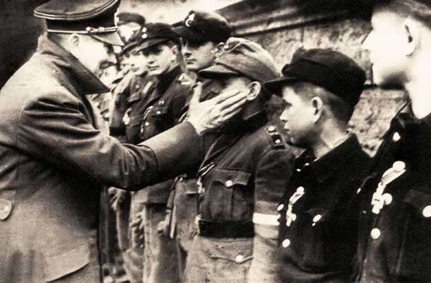 Zadnji posnetek diktatorja, ki v boj za obrambo Berlina pošilja otroke, aprila 1945