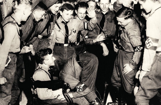 Usnje in tepežka pri zabavi starejših mladincev v taboru