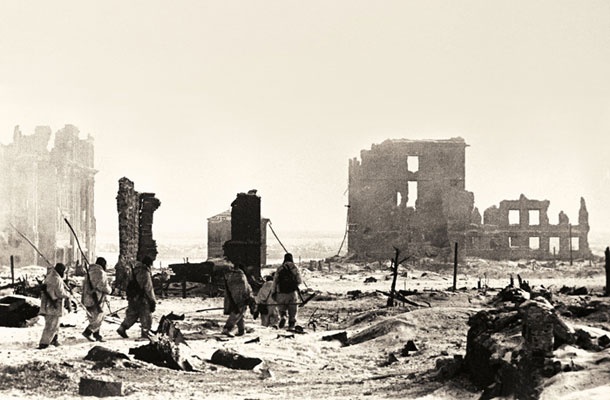 V Stalingradu je preživelo 10.000 civilistov, med njimi 994 otrok. Zaradi lakote so bili napihnjeni, niso upali govoriti in ljudem pogledati v oči. Le devet otrok je spet našlo svoje starše.