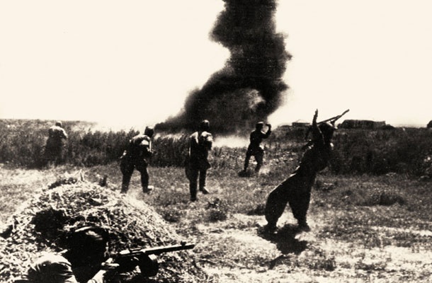 Več kot 400 tisoč rdečearmejcev je padlo v bojih v Stalingradu in njegovi okolici ali pa so jih ustrelili kot izdajalce, dvakrat toliko jih je bilo ranjenih ali zajetih.