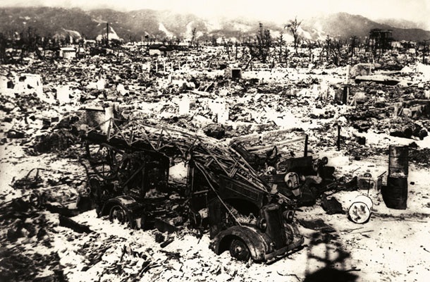 Razdejana Hirošima. Kljub popolnemu razdejanju se japonski vojaški vrh še ni želel predati. Niso verjeli, da imajo Američani še kakšno bombo.