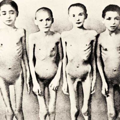 Dvojčki, žrtve doktorja Mengeleja, ki je na njih izvajal smrtonosne poskuse v Auschwitzu  /Foto: Profimedia