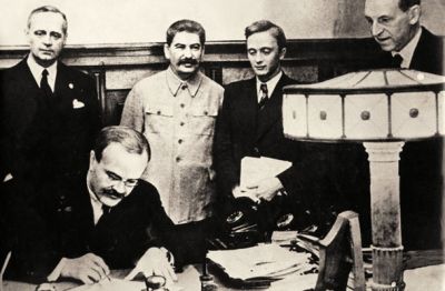 Ribbentrop, Stalin in Molotov ob podpisu sporazuma v Moskvi 23. avgusta 1939  