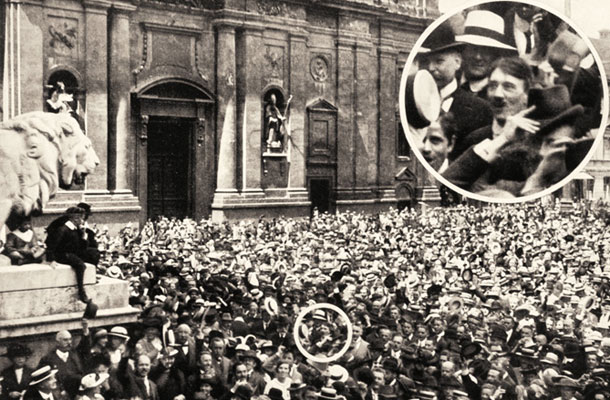 Navdušeni Adolf ob vstopu Nemčije v prvo svetovno vojno v Munchnu avgusta 1914
