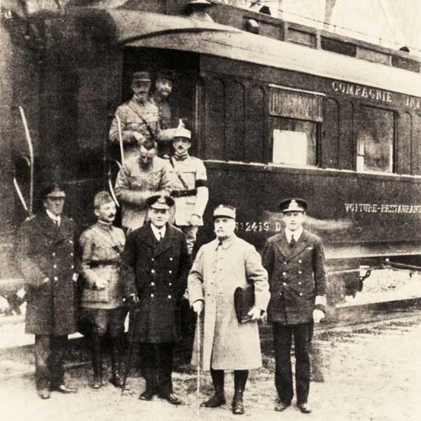 Podpis nemške kapitulacije v prvi svetovni vojni v vagonu pri Compiegnu v Franciji, 11. novembra 1918 