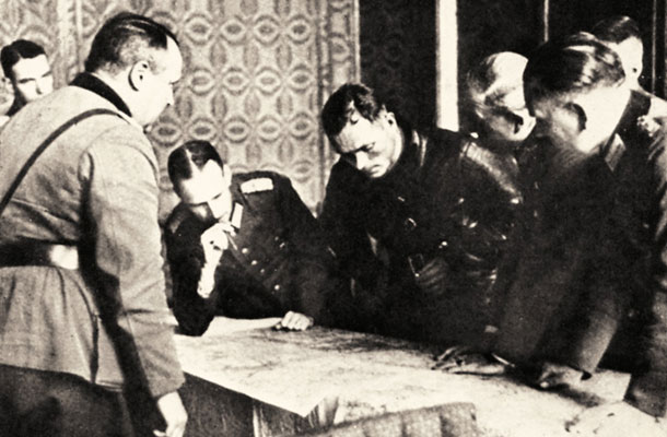 Ruski in nemški generali med razdeljevanjem Poljske septembra 1939 