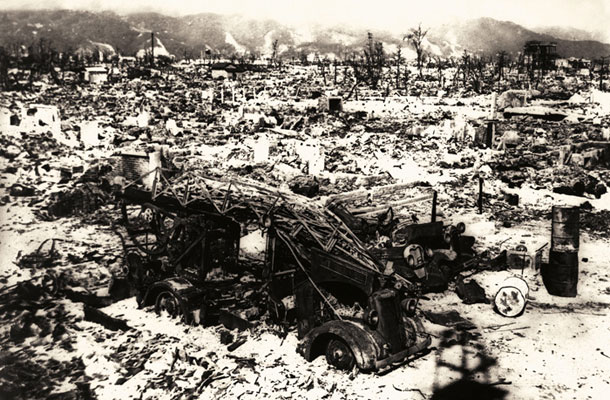 Razdejana Hirošima. Kljub popolnemu razdejanju se japonski vojaški vrh še ni želel predati. Niso verjeli, da imajo Američani še kakšno bombo. 