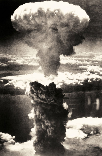 9. avgust 1945: ura je bila 11.02. Ameriška atomska bomba Debeluh je eksplodirala 500 metrov nad Nagasakijem.