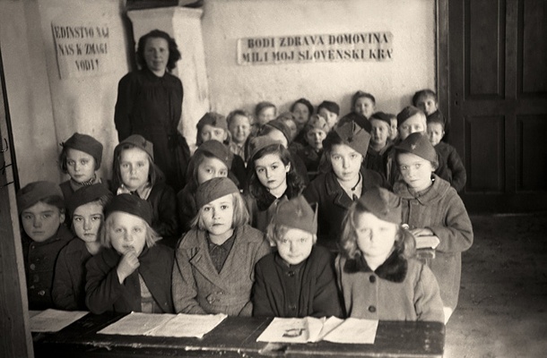 Učiteljica Nada Verček v partizanski šoli v vasi Trave