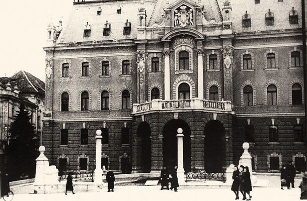 Orožniki pred univerzo v Ljubljani 26.marca 1941. Želeli so preprečiti študentske demonstracije proti podpisu pristopa Jugoslavije k trojnemu paktu.