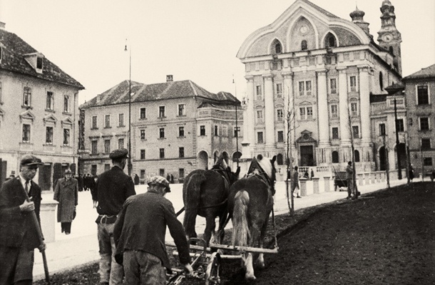 Za preskrbo so v Ljubljani po določilu italijanskih oblasti preorali tudi parke. Določeno je bilo, da lahko v parkih rastejo le kulturne rastline. Vojne njive na Kongresnem trgu, 2. maja 1942