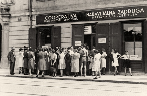 Vrste pred trgovinami v Ljubljani julija 1941