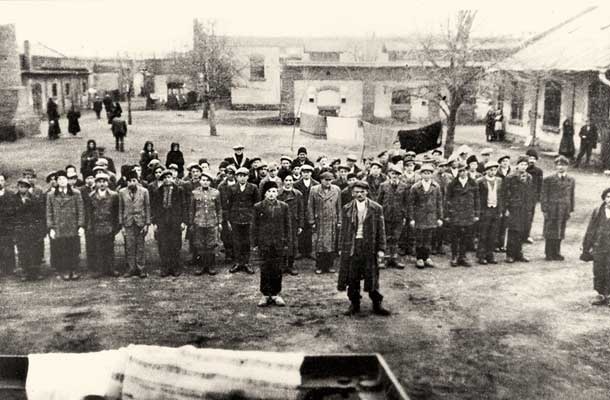 Interniranci v taborišču Sarvar na Madžarskem 