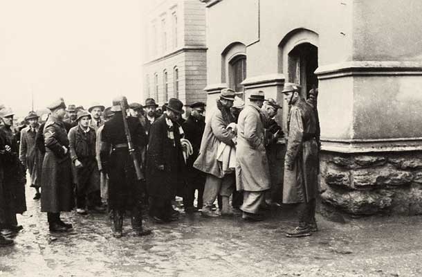 Prihod aretiranih Slovencev iz Slovenskih Konjic v meljsko vojašnico v Mariboru, kjer je bilo zbirno taborišče aprila 1941 