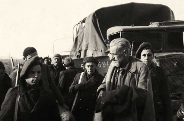 Britanski vojaki izročajo generala Rupnika jugoslovanskim oblastem v začetku leta 1946. / Foto: Arhiv MNZS, fotograf Edi Šelhaus