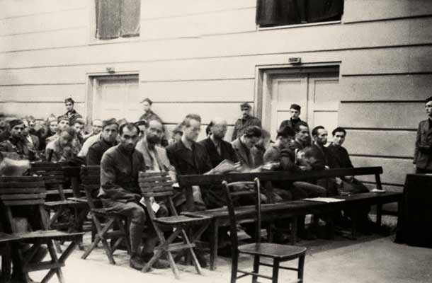 Proces v Kočevju proti vaškim stražarjem, ki so jih ujeli na Turjaku, jesen 1943 / Foto: MNZS