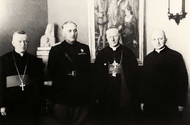 Ljubljanski škof Gregorij Rožman na obisku pri visokem komisarju Grazioliju, 20.aprila 1941 / Foto: Arhiv MNZS