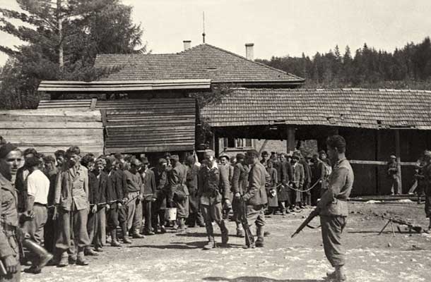 Ujeti vaški stražarji potem, ko so partizani zavzeli njihovo postojanko v gradu Turjak, 19. septembra 1943 / Foto: Arhiv MNZS